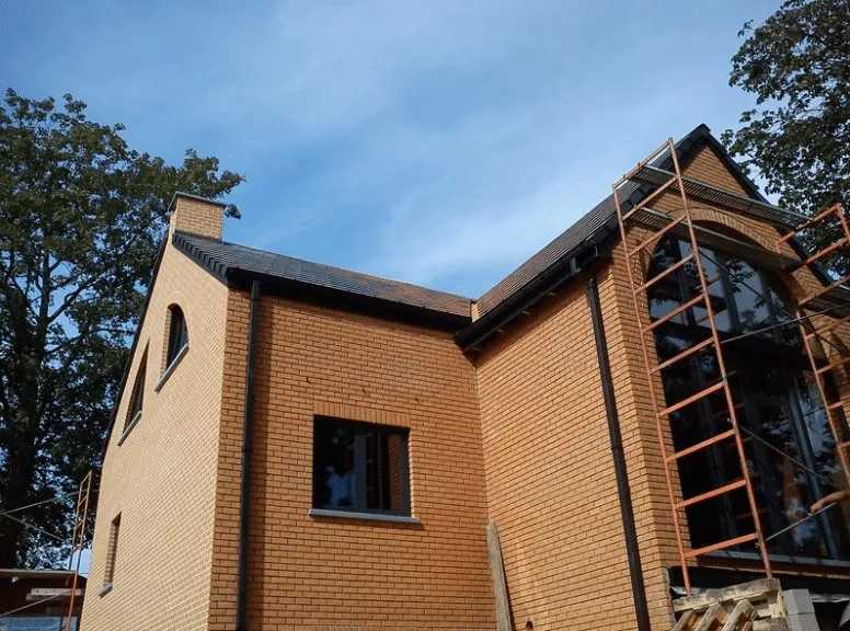 Nouvelle toiture posée sur une maison en briques par Techno Montage