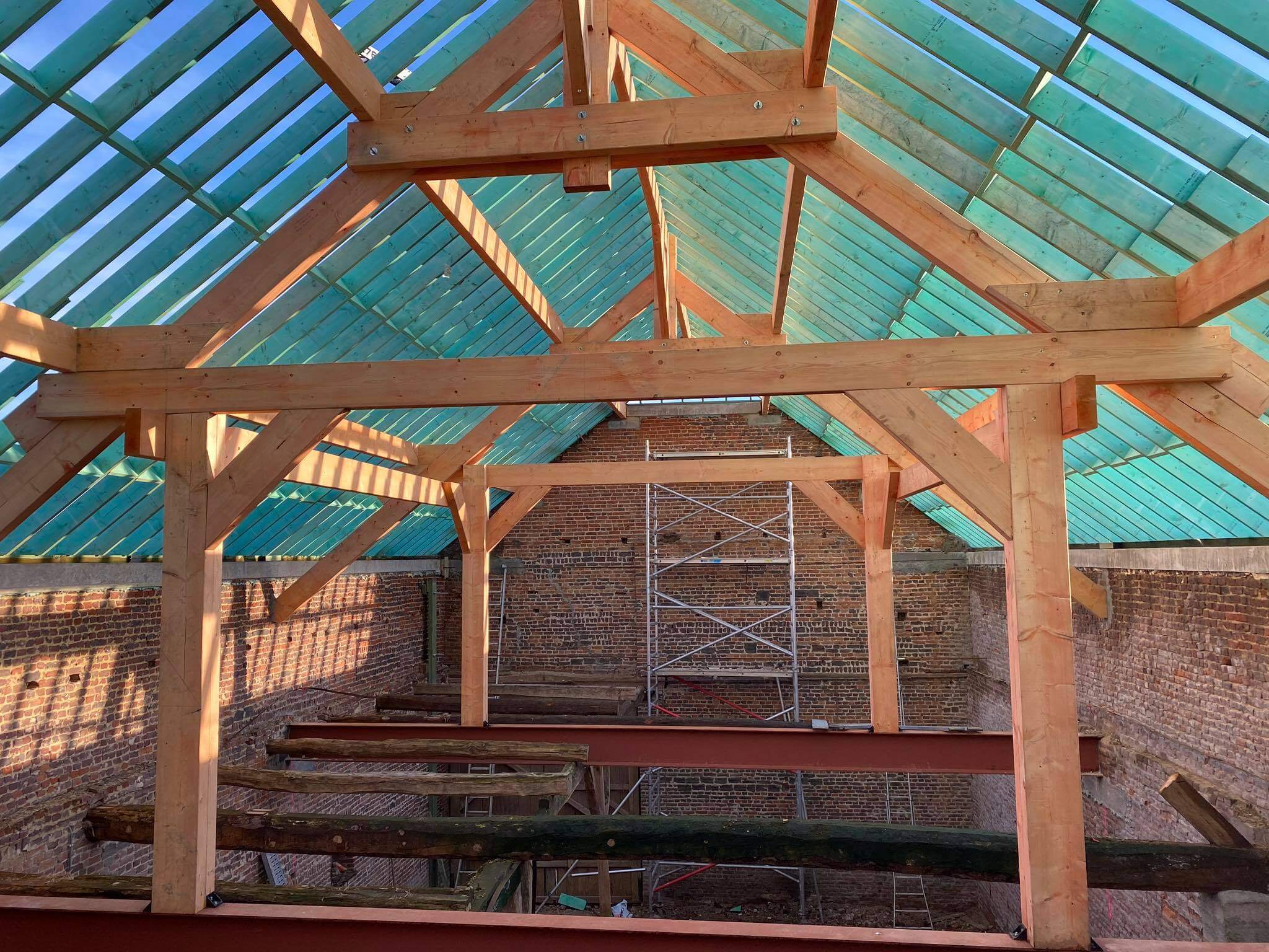 Charpente en bois et écran de sous-toiture vus de l'intérieur des combles, par Toit mon Toit