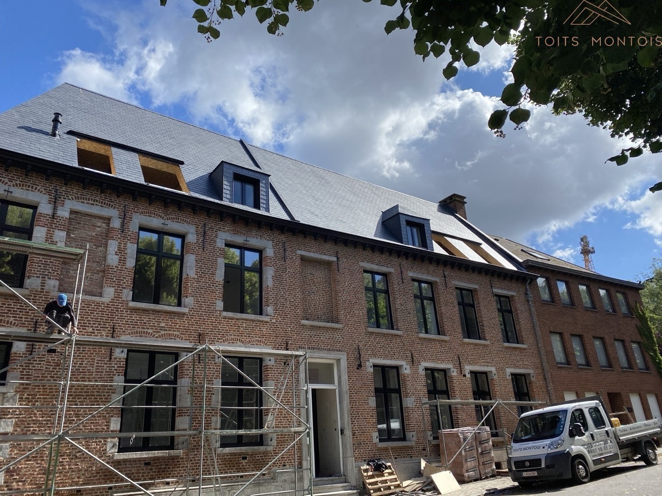 Rénovation de toiture en ardoises sur un bâtiment ancien réalisée par Toits Montois à Mons