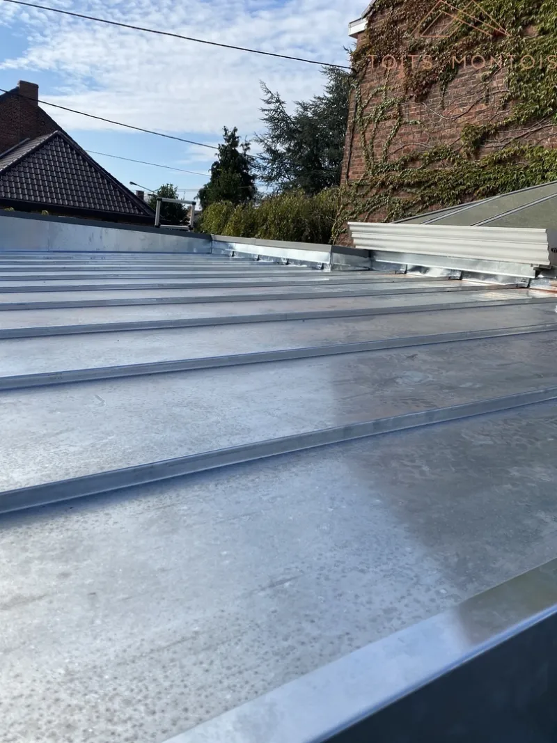 Toiture en zinc à joints debout réalisée par Toits Montois