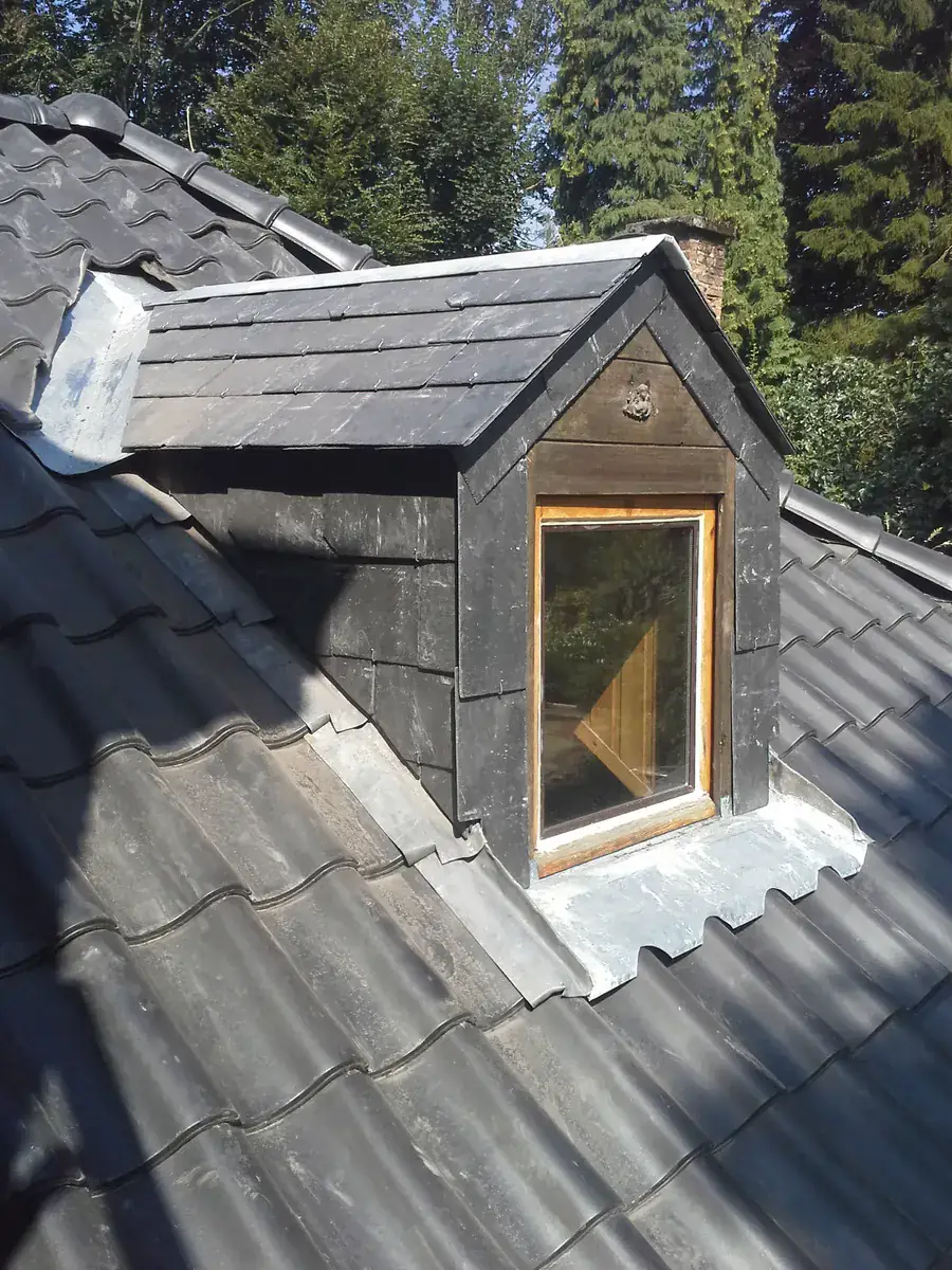 Toiture avec lucarne rénovée — réalisation toiture par Toitures Fred