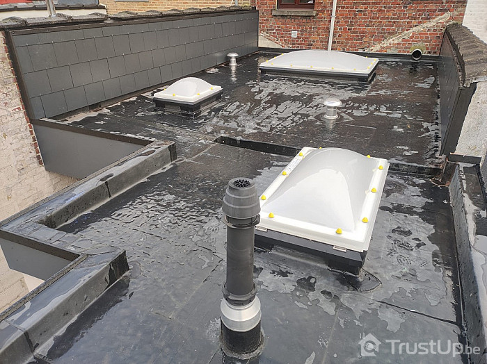 Toiture plate en EPDM avec coupoles de fenêtres de toit réalisée par VNH Toiture