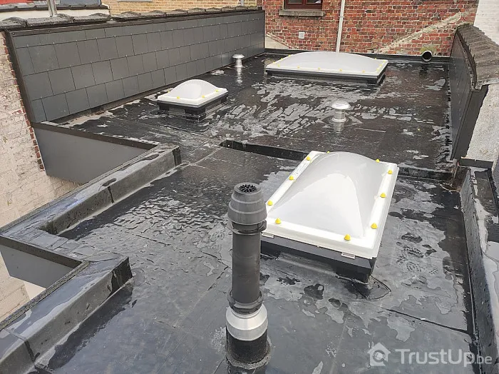 Toiture plate en EPDM avec coupoles de fenêtres de toit réalisée par VNH Toiture
