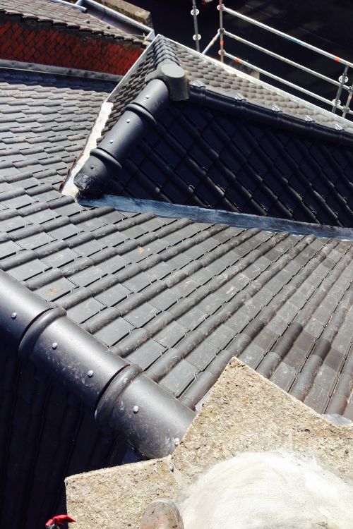 Versant de toiture en tuiles avec arêtiers en zinc, chantier à Schaerbeek, par Toitures Yakubs