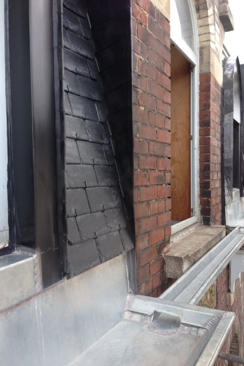 Joue de lucarne habillée d'ardoises et zinguerie sur une maison de rangée, par Toitures Yakubs